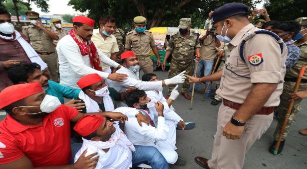 समाजवादी कार्यकर्ताओं ने कानपुर घटना मे लिप्त अपराधियों की जल्द गिरफ्तारी की मांग को लेकर किया प्रदर्शन 